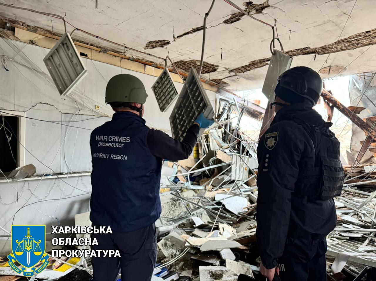 Появились кадры последствий удара по городу Златополь: пострадали 11 человек — фото 6