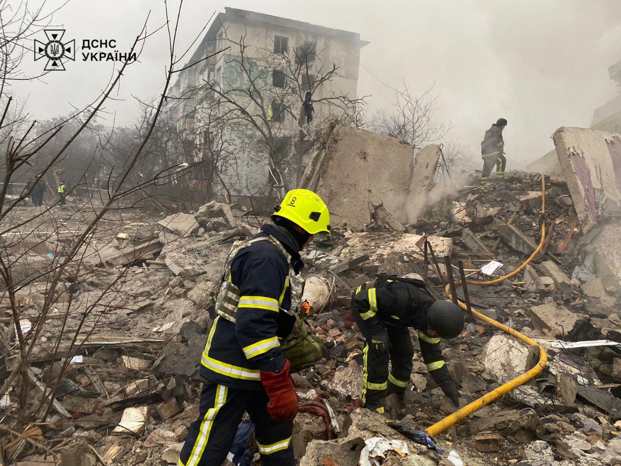 До 3 людей зросла кількість загиблих внаслідок ракетного удару по житловому будинку у Полтаві: фото — фото 4