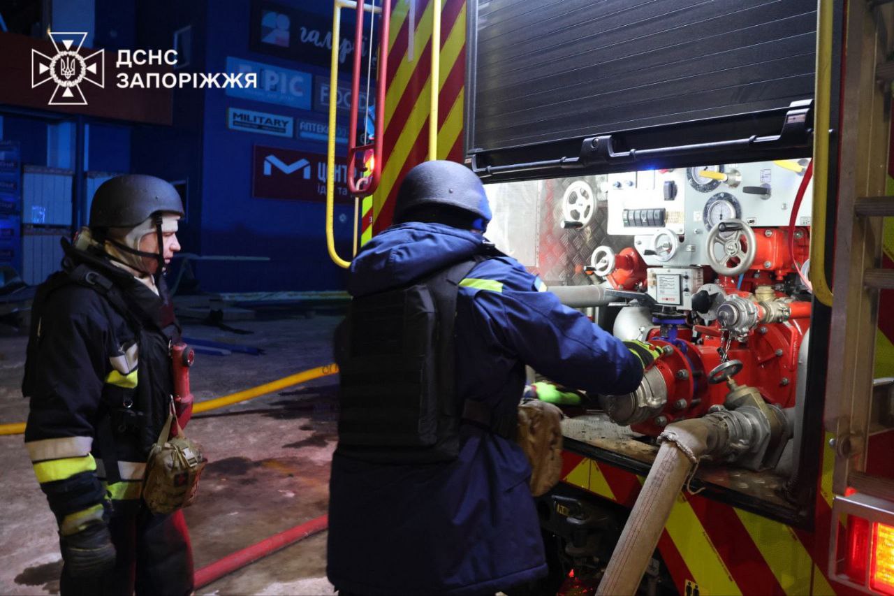 Пошкоджено ТЦ, 39 житлових будинків, поранено людину: наслідки російської атаки на Запоріжжя — фото 4