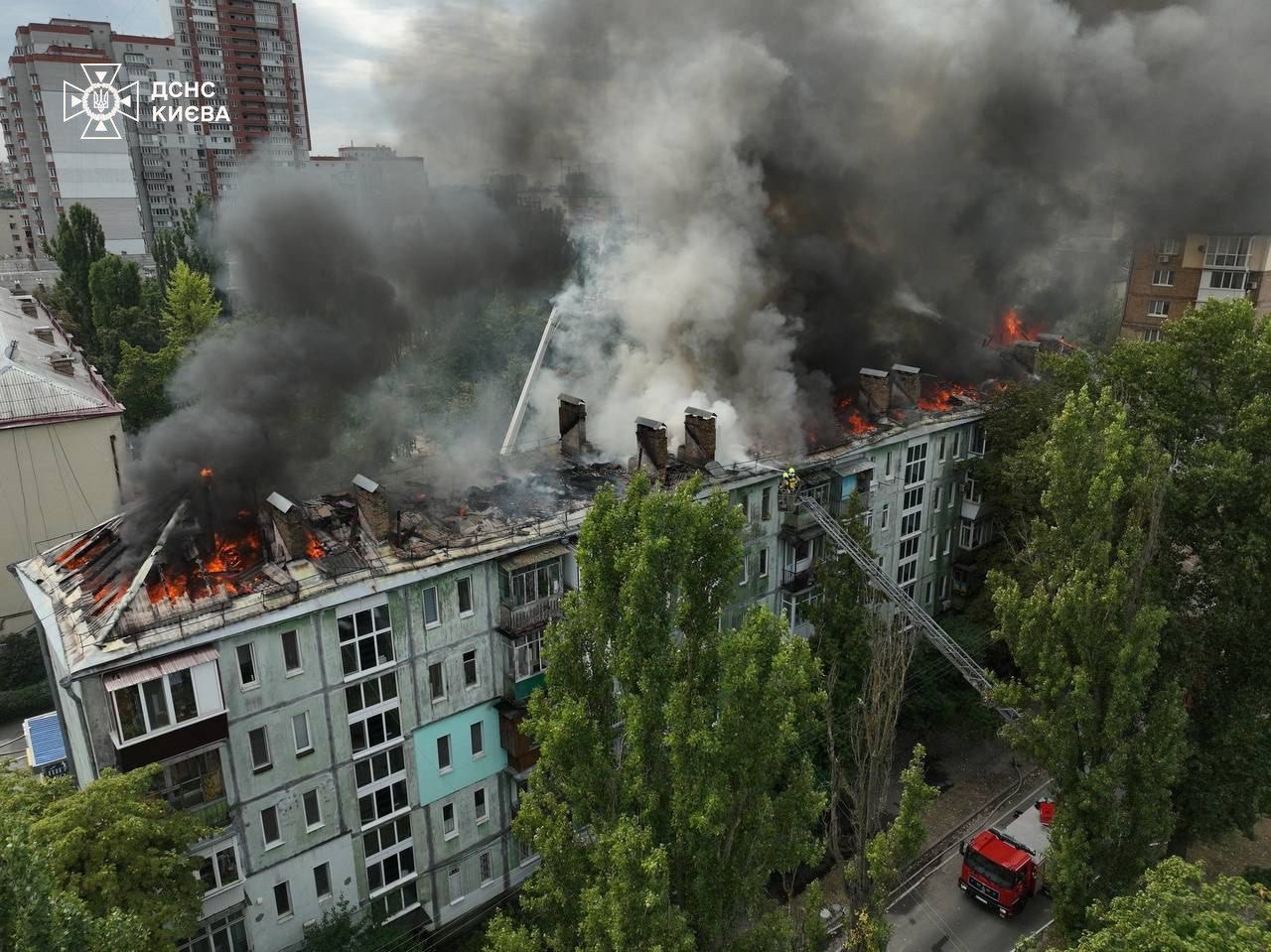 У Києві спалахнула масштабна пожежа: вогонь охопив п'ятиповерхівку (фото) — фото 3