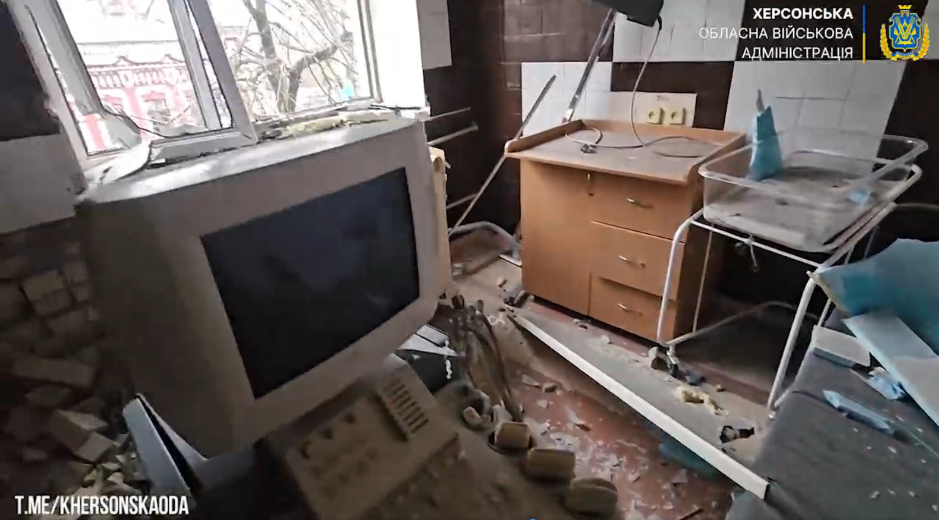 Россияне нанесли удар по роддому в Херсоне: кадры — фото 1