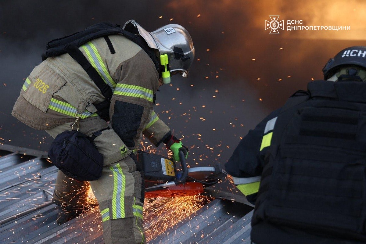 Окупанти атакували БПЛА аграрне підприємство під Дніпром: пожежу досі гасять — фото 1