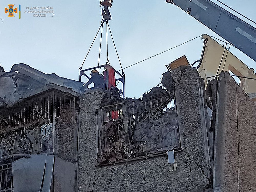Ракетный удар по жилому дому в Николаеве: число жертв растет (фото, видео) — фото 1