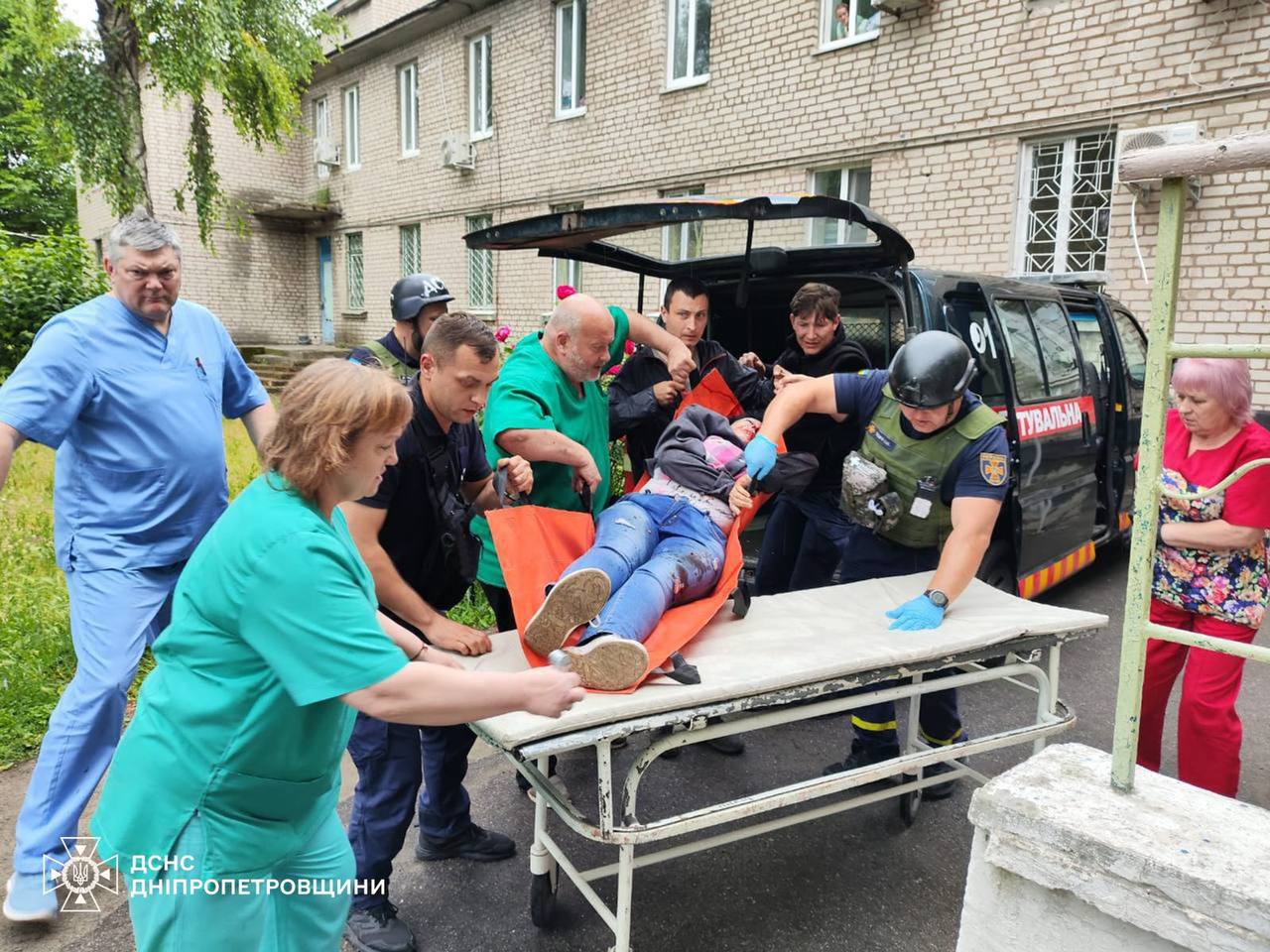 Россияне прицельно обстреляли медиков в Никополе: есть погибший — фото