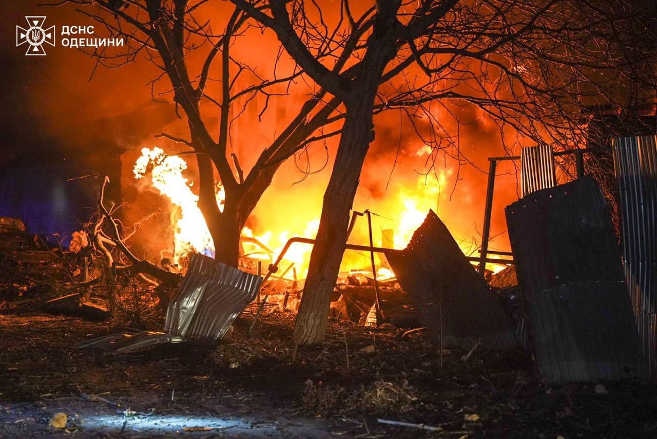 Під час атаки на Одесу постраждали 4 особи, частина міста без світла — фото 6
