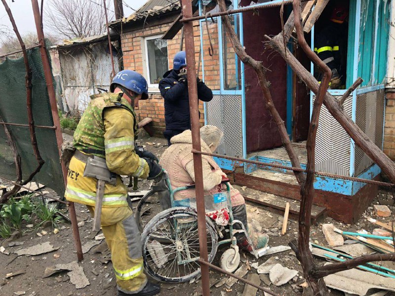 Оккупанты обстреляли жилой сектор Никополя: четыре человека ранены (фото) — фото