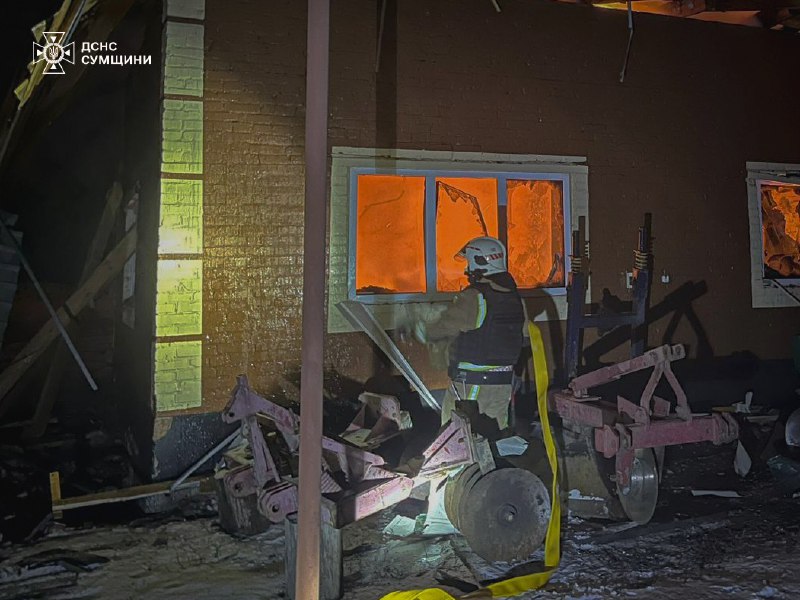 Россияне атаковали Сумскую область: разрушены сельскохозяйственная техника и нежилые здания — фото 2