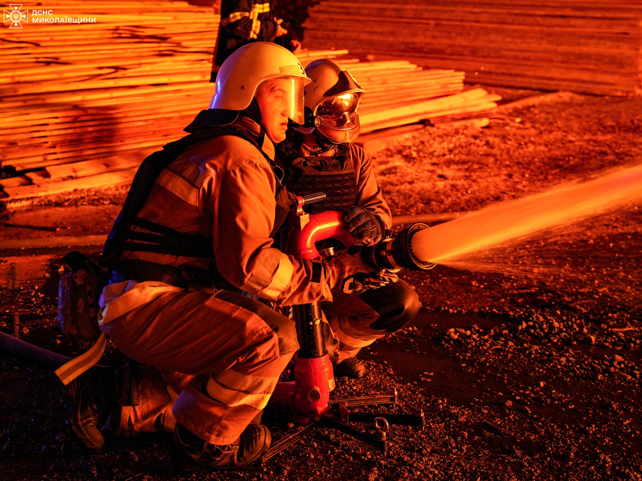 Масштабный пожар на деревообрабатывающем предприятии в Николаеве ликвидировали: кадры — фото 1
