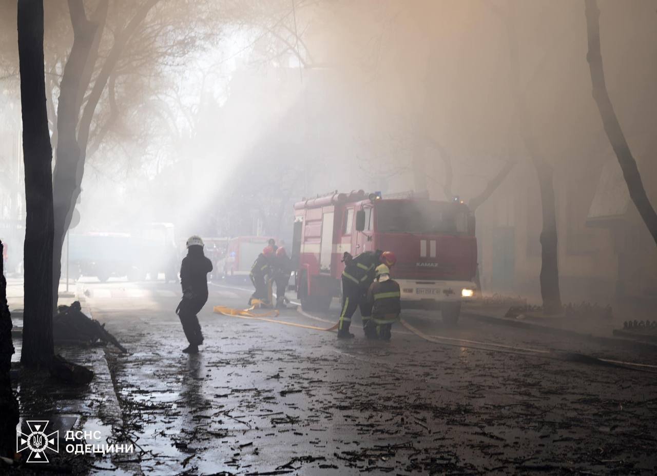 В Одесі рятувальник загинув під час гасіння потужної пожежі у самому центрі міста: фото — фото 5