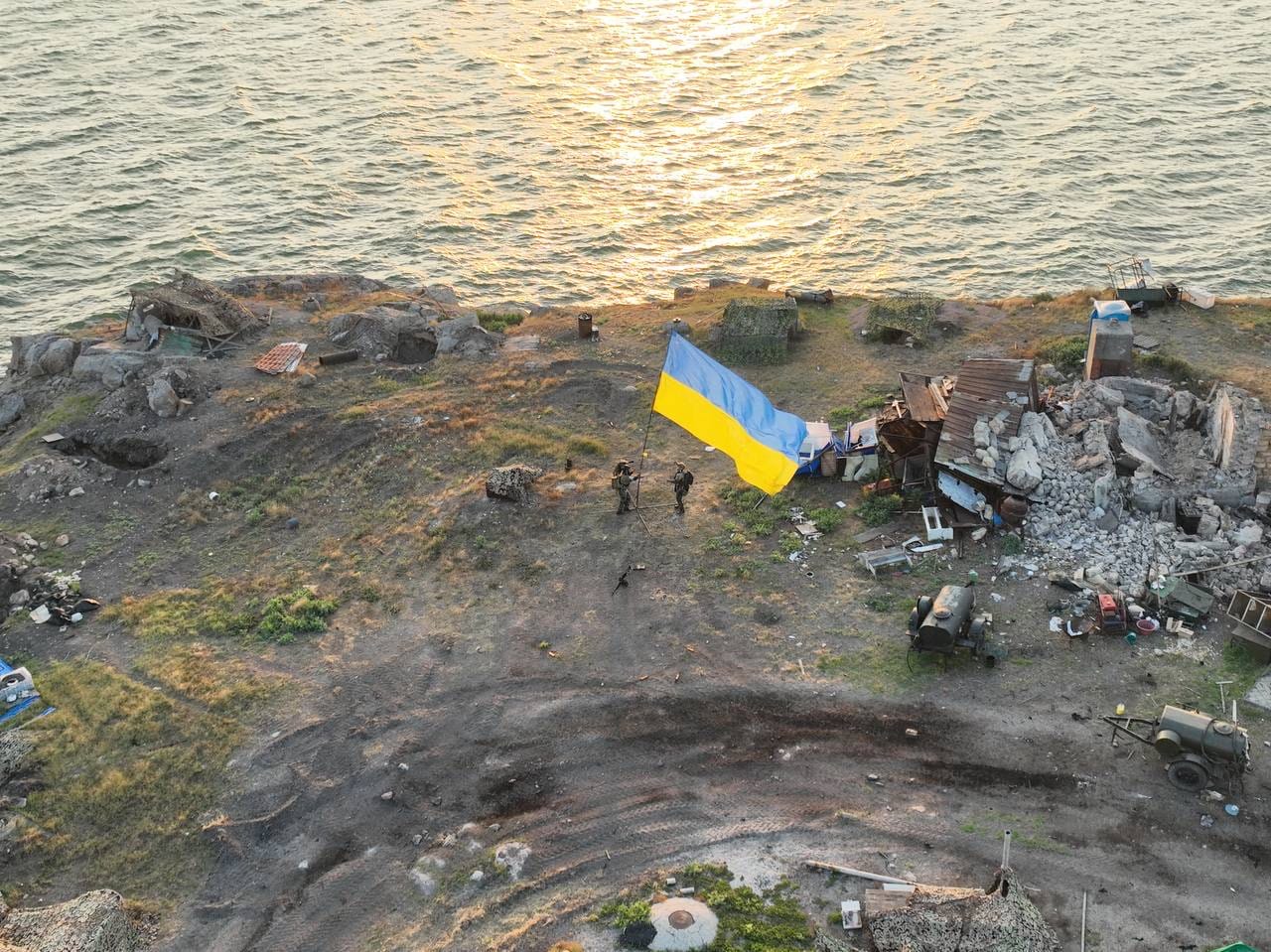 Змеиный: ВСУ установили гигантский флаг и показали, что осталось от острова — фото 2