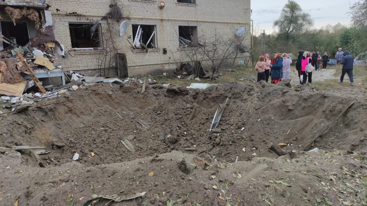 Российские оккупанты ударили ракетой по селу под Харьковом — фото
