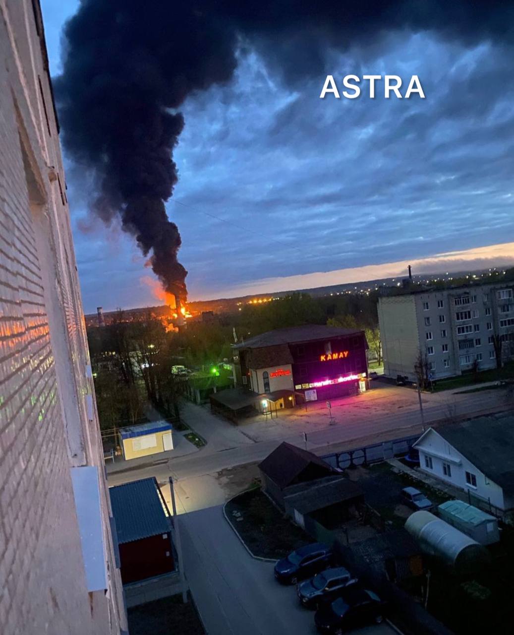В России заявили, что после атаки дронов горит НПЗ в Смоленской области: фото, видео — фото 2