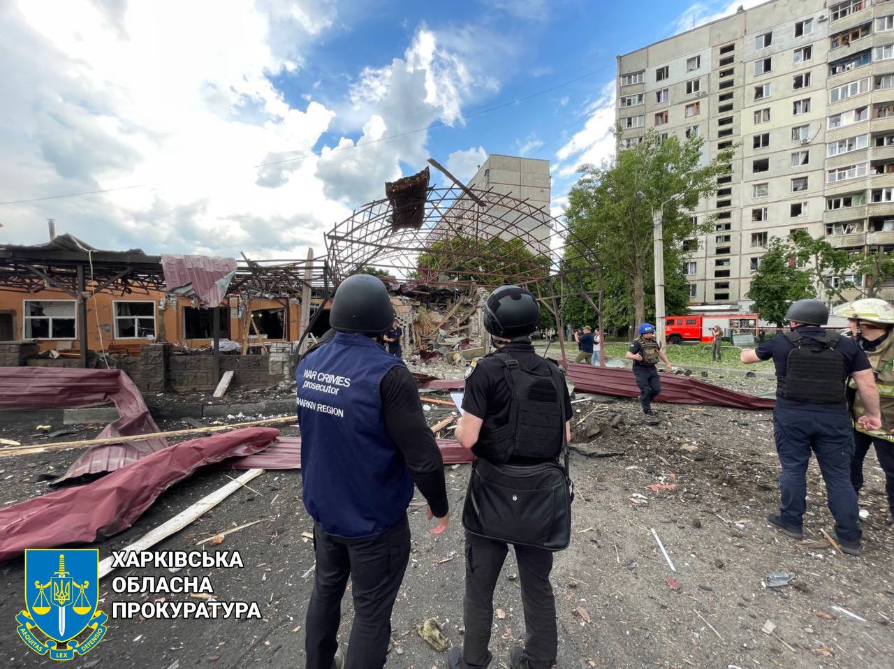 Появились кадры последствий обстрела Харькова: водителю троллейбуса ампутировало ноги — фото 13