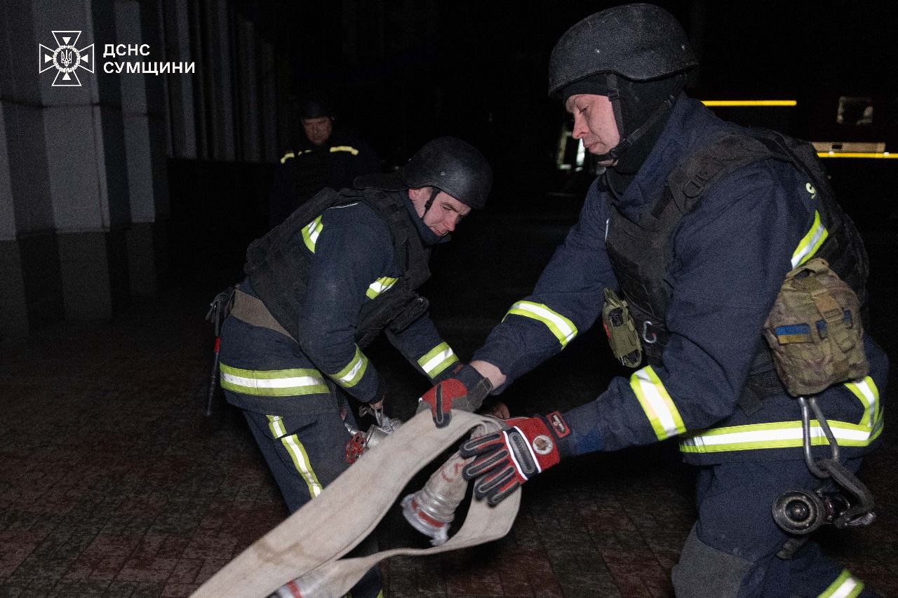 Россияне атаковали БПЛА железнодорожную станцию в Сумской области: ранены два человека — фото 2