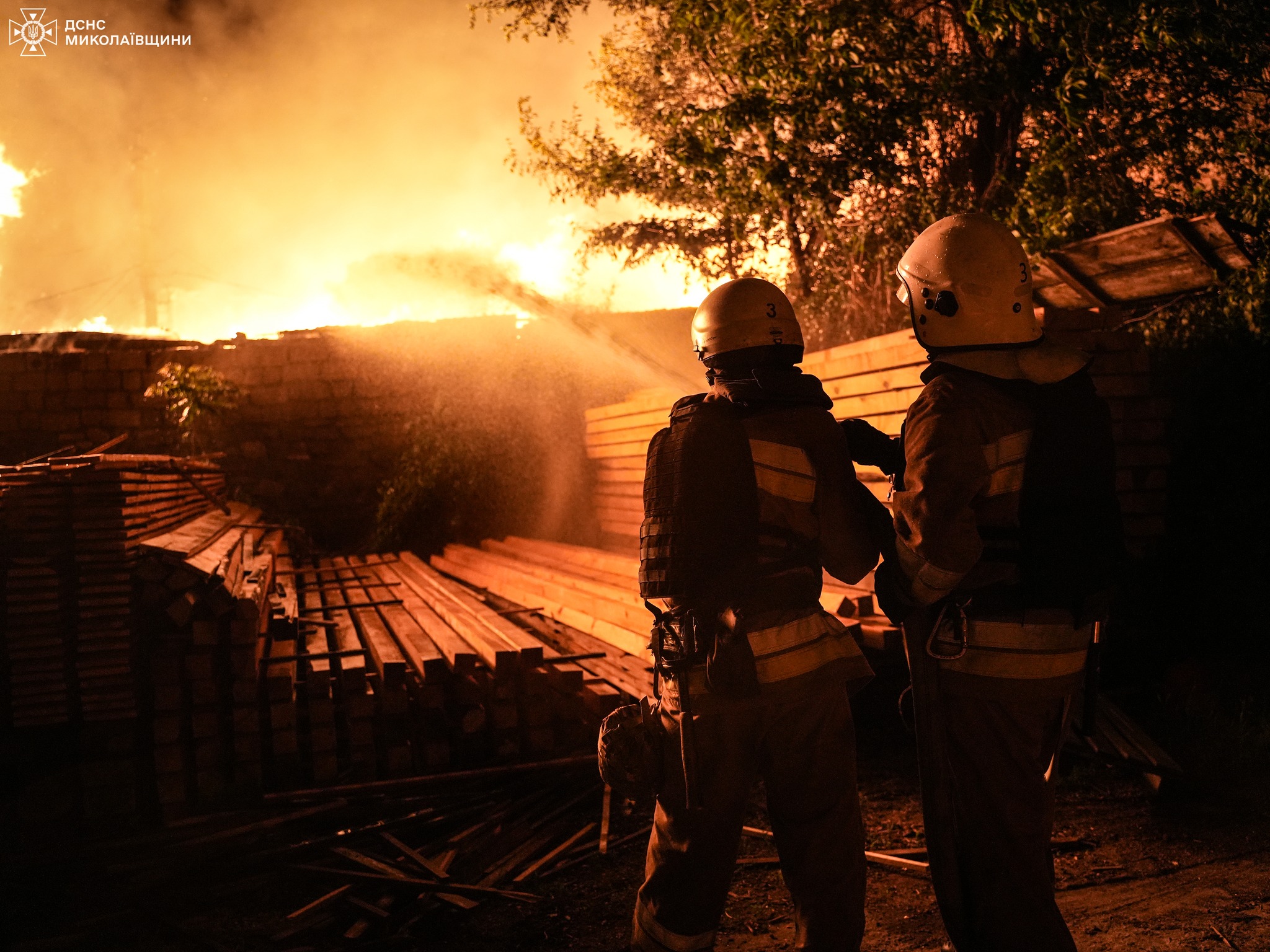 Масштабный пожар на деревообрабатывающем предприятии в Николаеве ликвидировали: кадры — фото 16