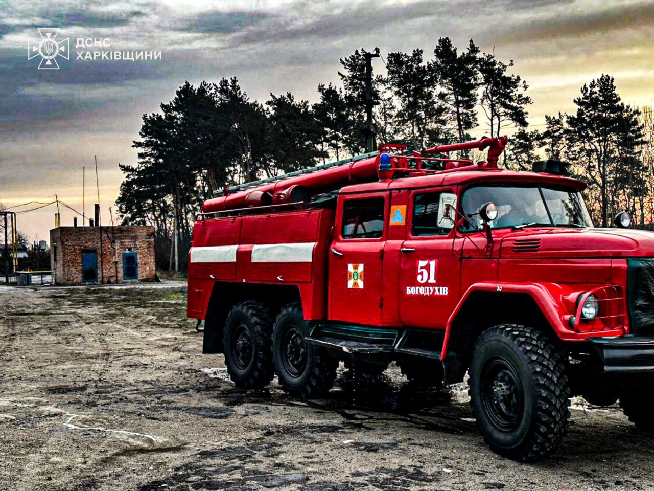 Росіяни вдарили по Богодухову: сталася масштабна пожежа  — фото 2