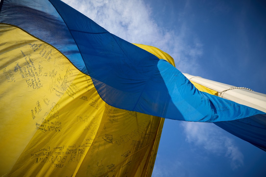 В Киеве по случаю Дня Государственного флага подняли уникальный стяг: фото — фото