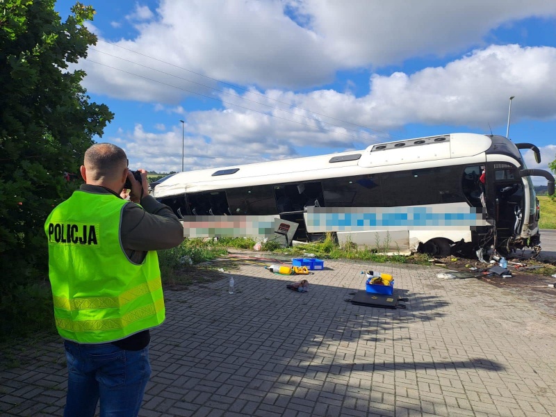 У Польщі перекинувся автобус із українцями: багато постраждалих (фото) — фото 3