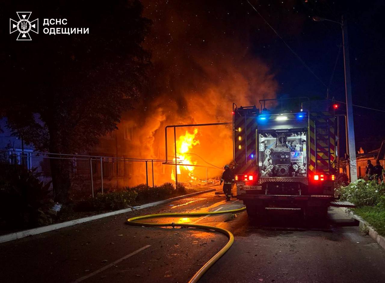 Троє людей загинули, 14 поранено внаслідок обстрілу Ізмаїла: момент обвалення житлового будинку на відео — фото 1