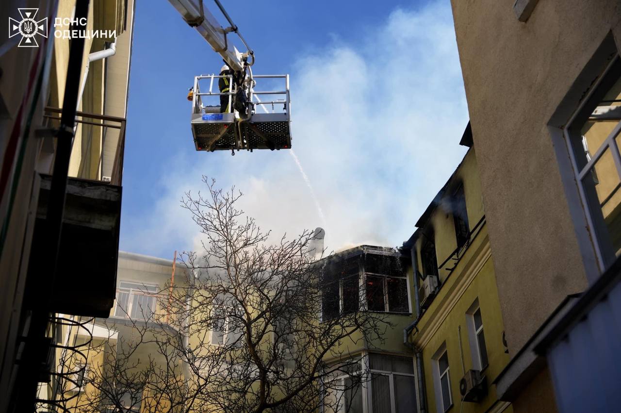 В Одесі рятувальник загинув під час гасіння потужної пожежі у самому центрі міста: фото — фото 8