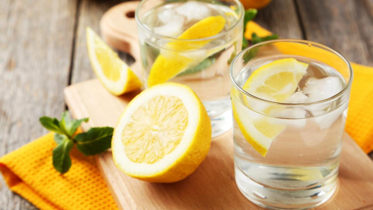 Целебная жидкость: эксперты рассказали о пользе воды с лимоном для нервной системы — фото
