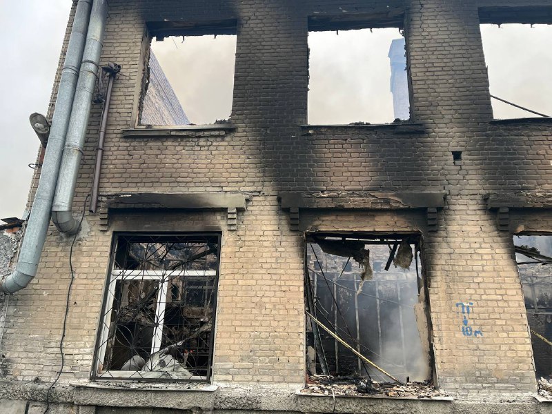 Оккупанты обстреляли школу в Авдеевке фосфорными бомбами - здание полностью сгорело: фото — фото