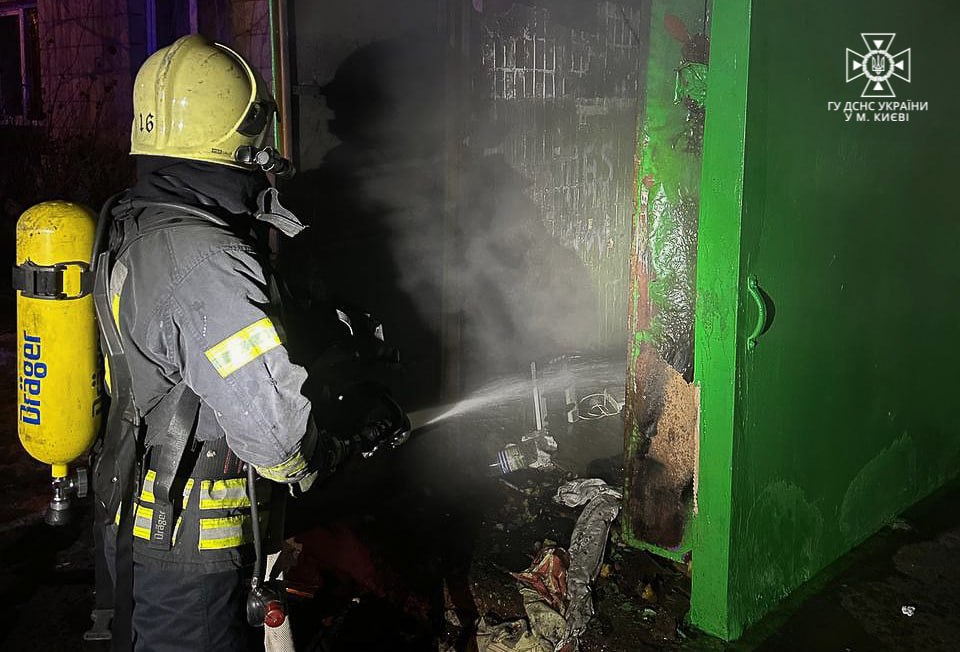 У Києві двоє людей загинули під час пожежі у сміттєзбірнику висотки — фото 1