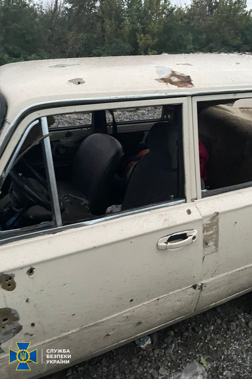 Появились фото с места обстрела гражданской колонны в Харьковской области. Половина погибших - дети — фото