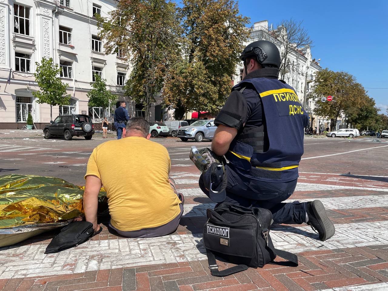 Росія вдарила по театру у Чернігові: 5 людей загинули, десятки постраждали (фото) — фото