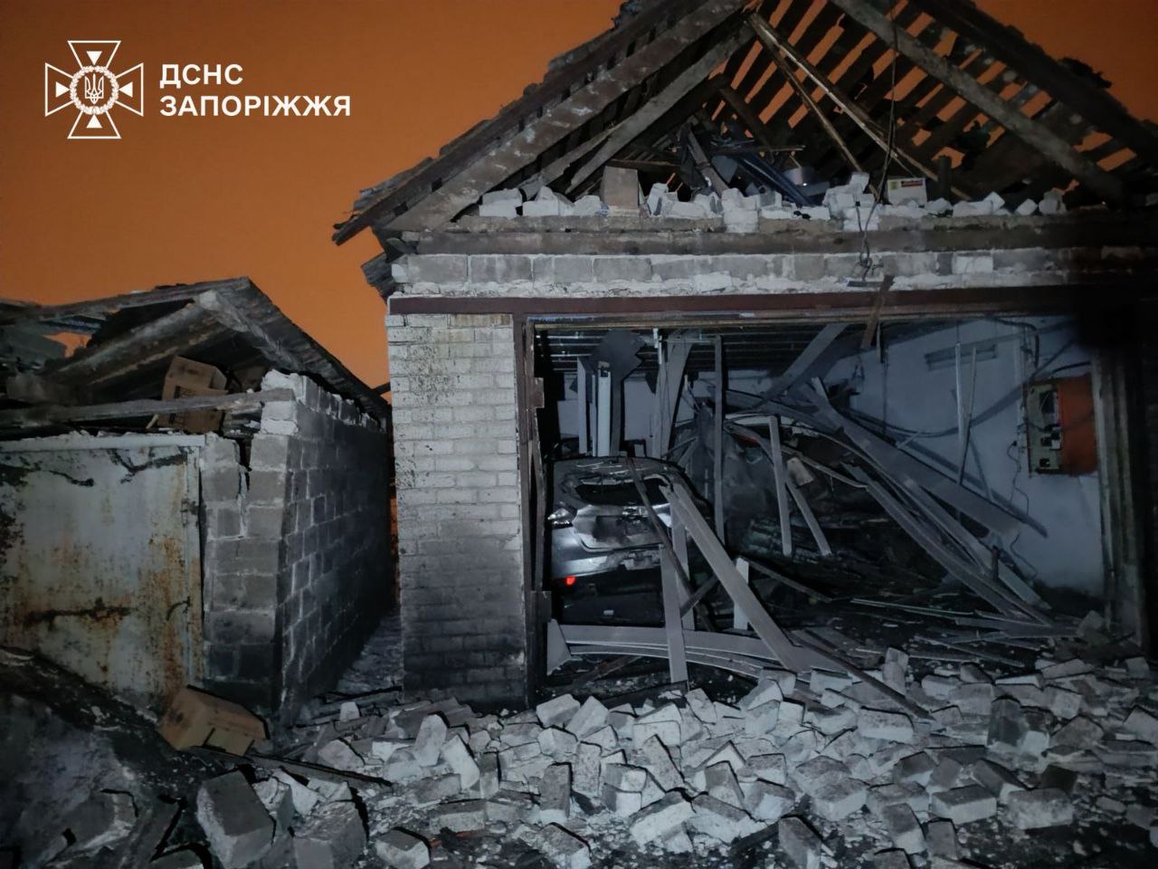 Пошкоджено ТЦ, 39 житлових будинків, поранено людину: наслідки російської атаки на Запоріжжя — фото 6