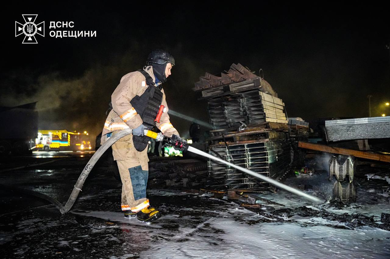 В Одессе из-за обстрела повреждена тренировочная база ФК ”Черноморец” (фото) — фото 3