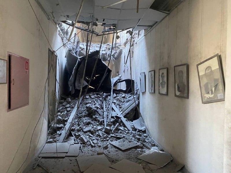 Оккупанты обстреляли здание Херсонской ОВА, повреждены два этажа: фото — фото