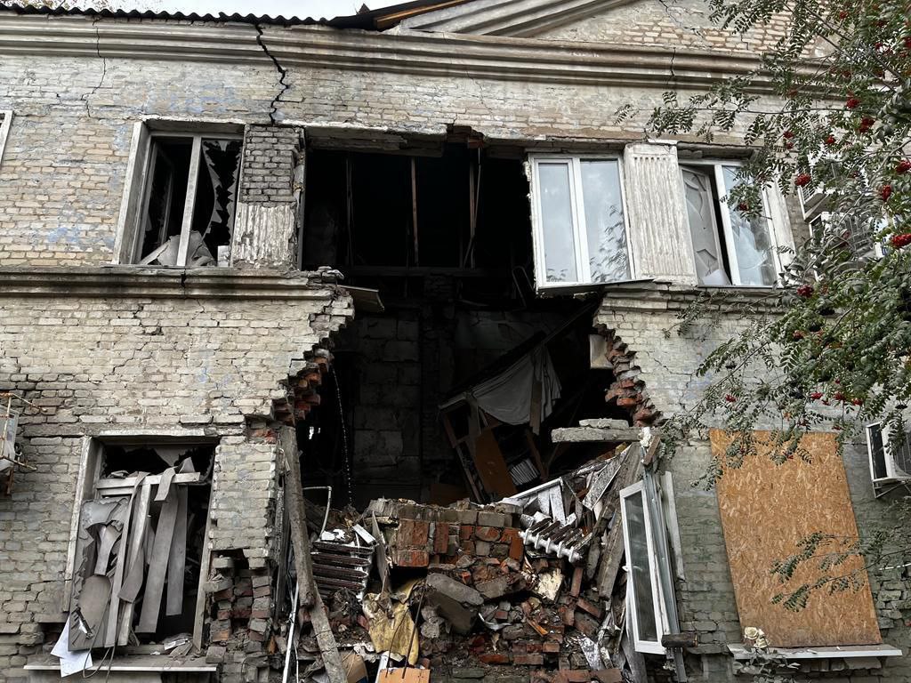 Удар по Покровську: одна з російських ракет влучила у будівлю соцзахисту, де були десятки людей — фото