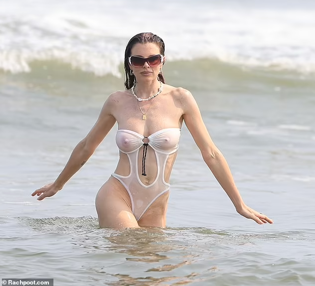 Джулия Фокс пришла на пляж в купальнике, который ”исчез” в воде — фото