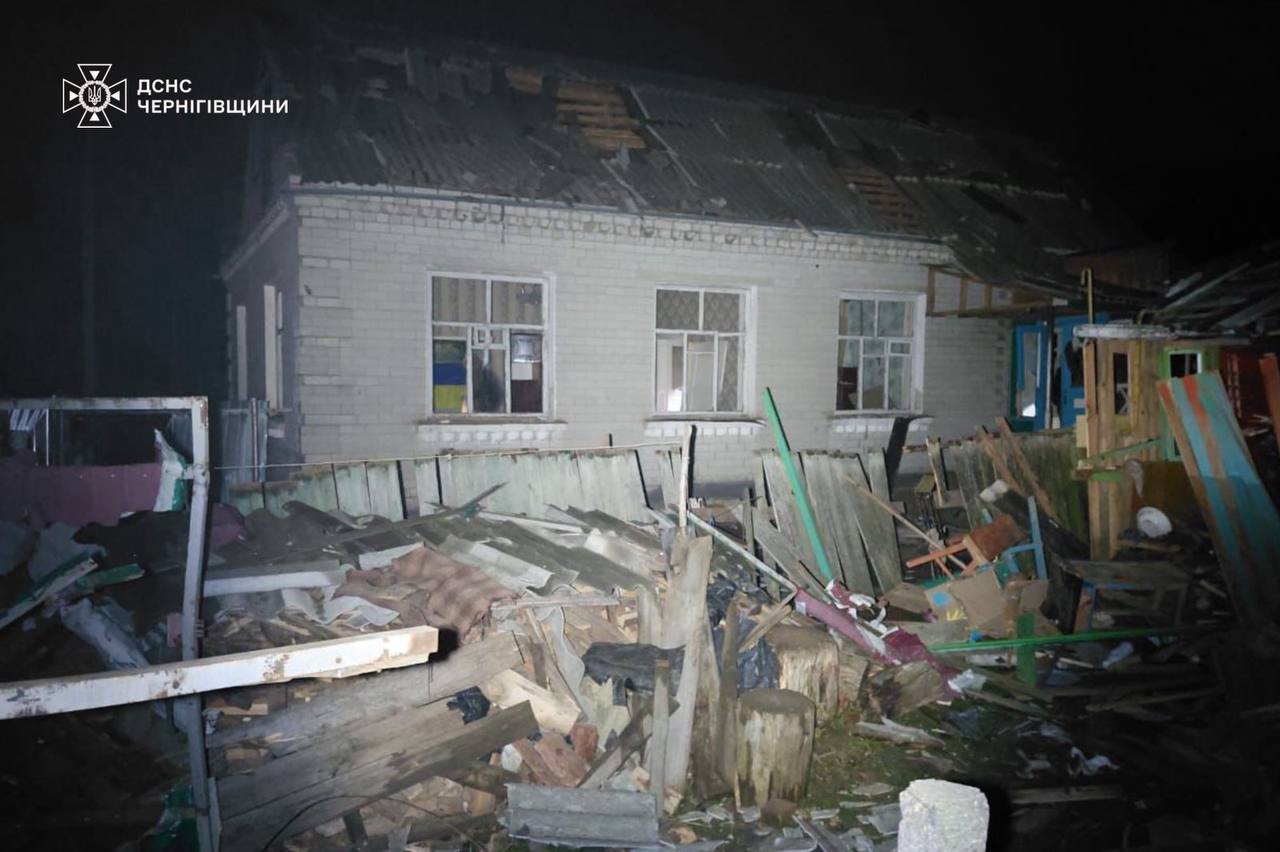 Три человека пострадали в своих домах в результате российского удара по Черниговской области — фото 13