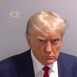Трамп здався у в'язницю як в'язень, і поділився фото — фото