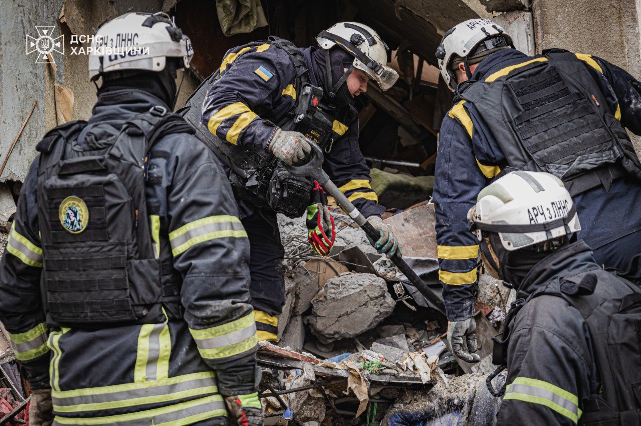 Під завалами будинку у Харкові знайшли ще одне тіло: фото — фото 2