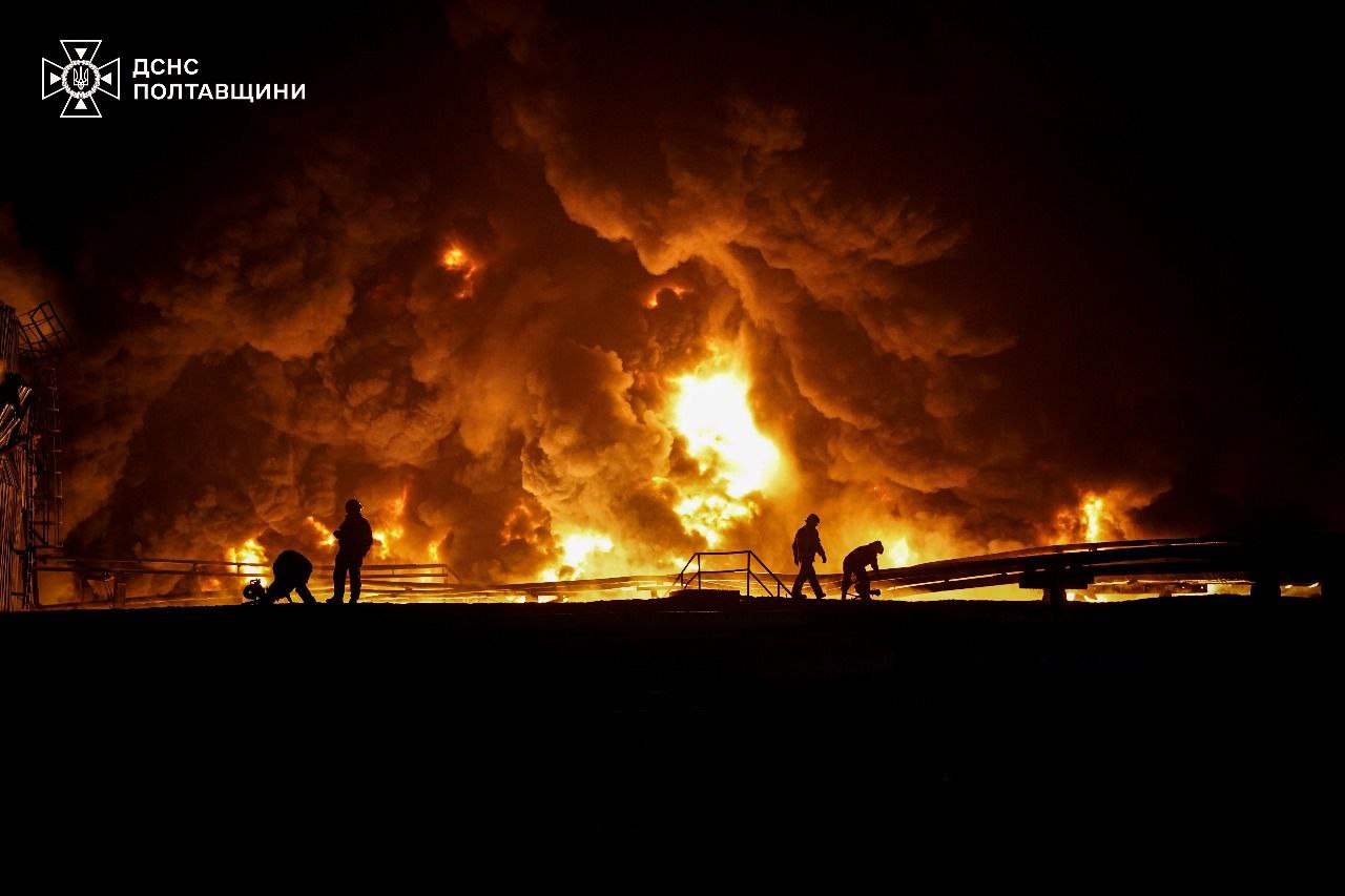 Рятувальники показали кадри наслідків удару по енергооб'єкту у Полтавській області — фото 6