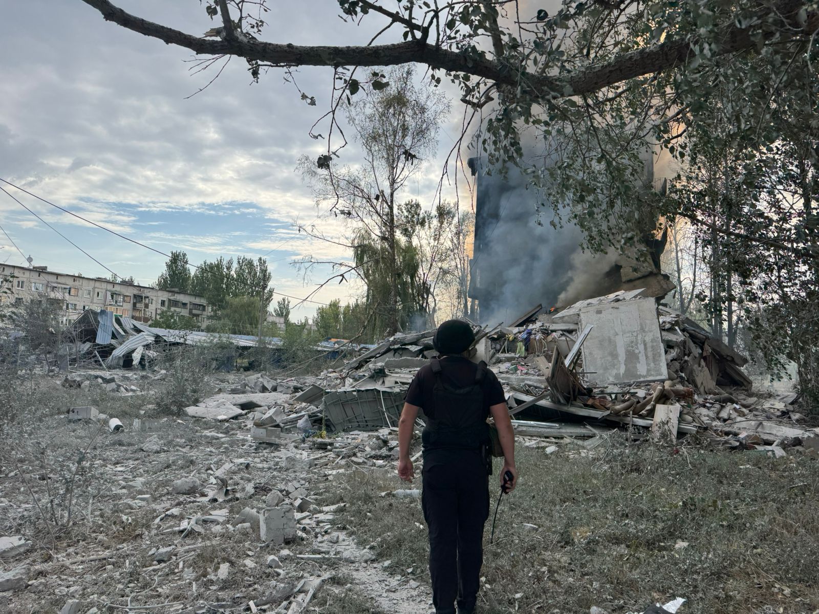 Россияне атаковали Константиновку, применяя артиллерию и ФАБ-500: под завалами домов могут быть люди — фото 6