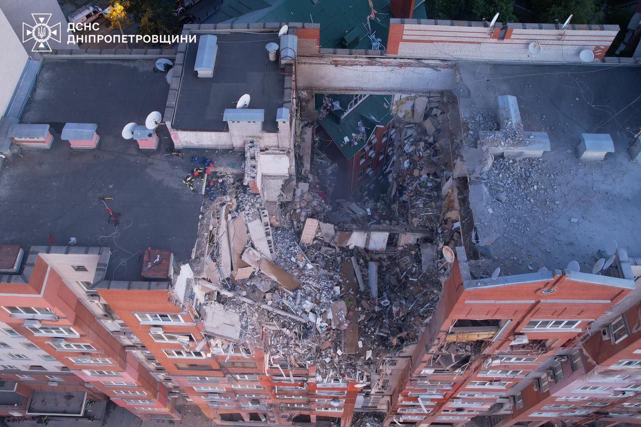 Пять человек считаются пропавшими без вести после удара по многоэтажке в Днепре   — фото 3