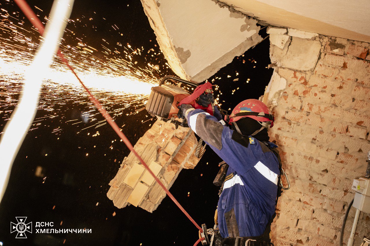 Під завалами житлового будинку у Хмельницькому знайшли тіла двох людей — фото 3