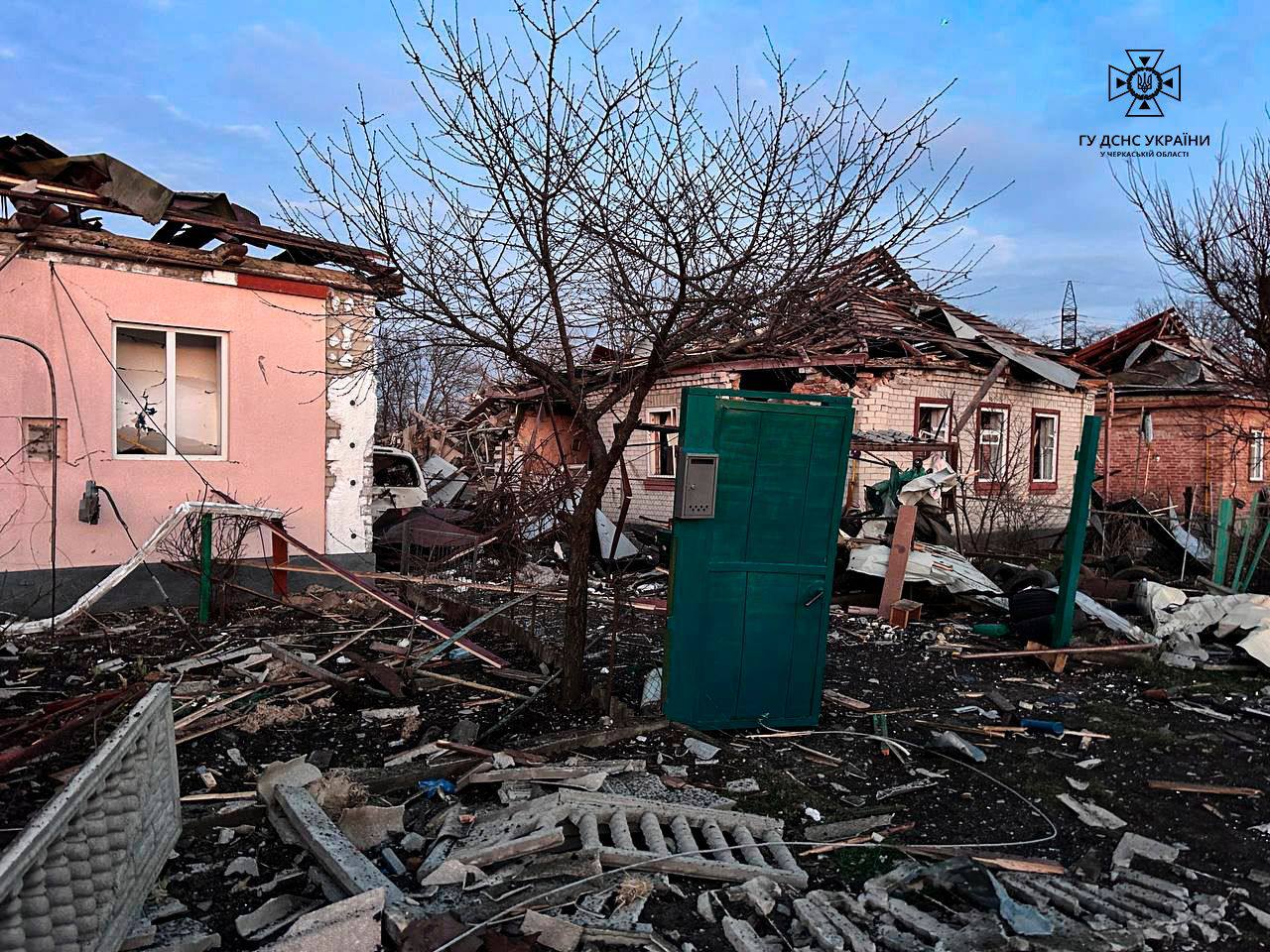 Россияне ударили ракетами по жилому сектору в городе Смела: 8 пострадавших (фото) — фото