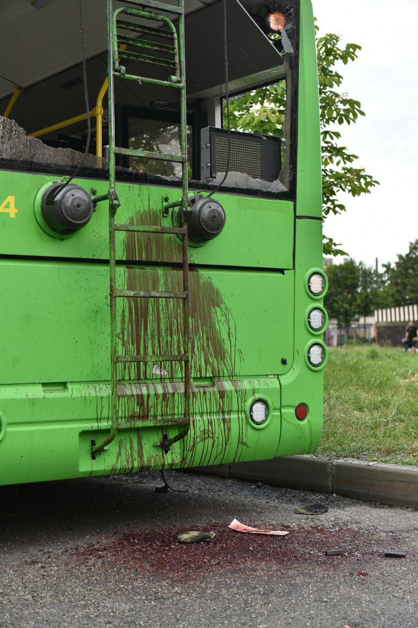 Появились кадры последствий обстрела Харькова: водителю троллейбуса ампутировало ноги — фото 6