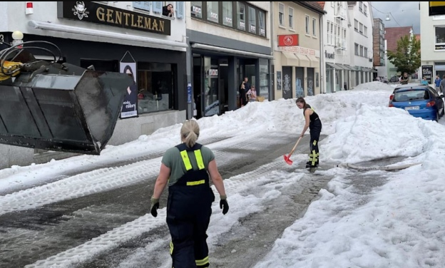 В Германии из-за аномального града в разгар лета вывели на улицу снегоуборочную технику: фото — фото