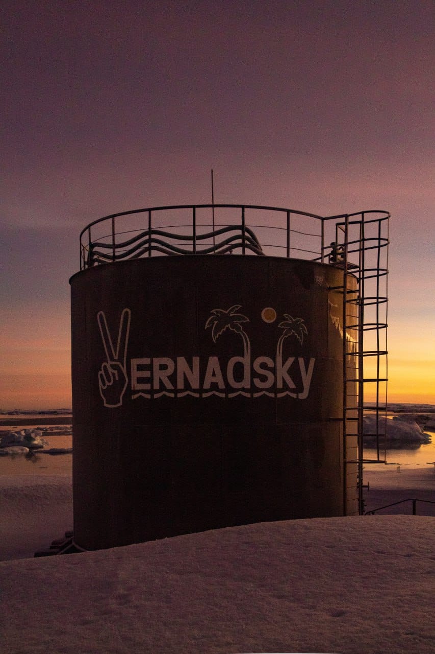 Ученые показали фото удивительных рассветов на станции Академик Вернадский — фото