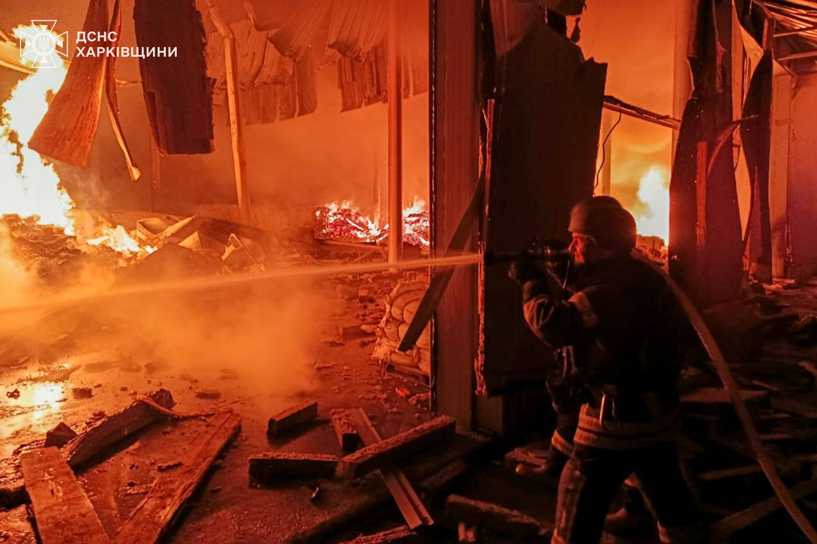 В Чугуеве и Изюме удалось потушить пожары после российских обстрелов — фото 6 В Чугуеве и Изюме удалось потушить пожары после российских обстрелов — фото 6