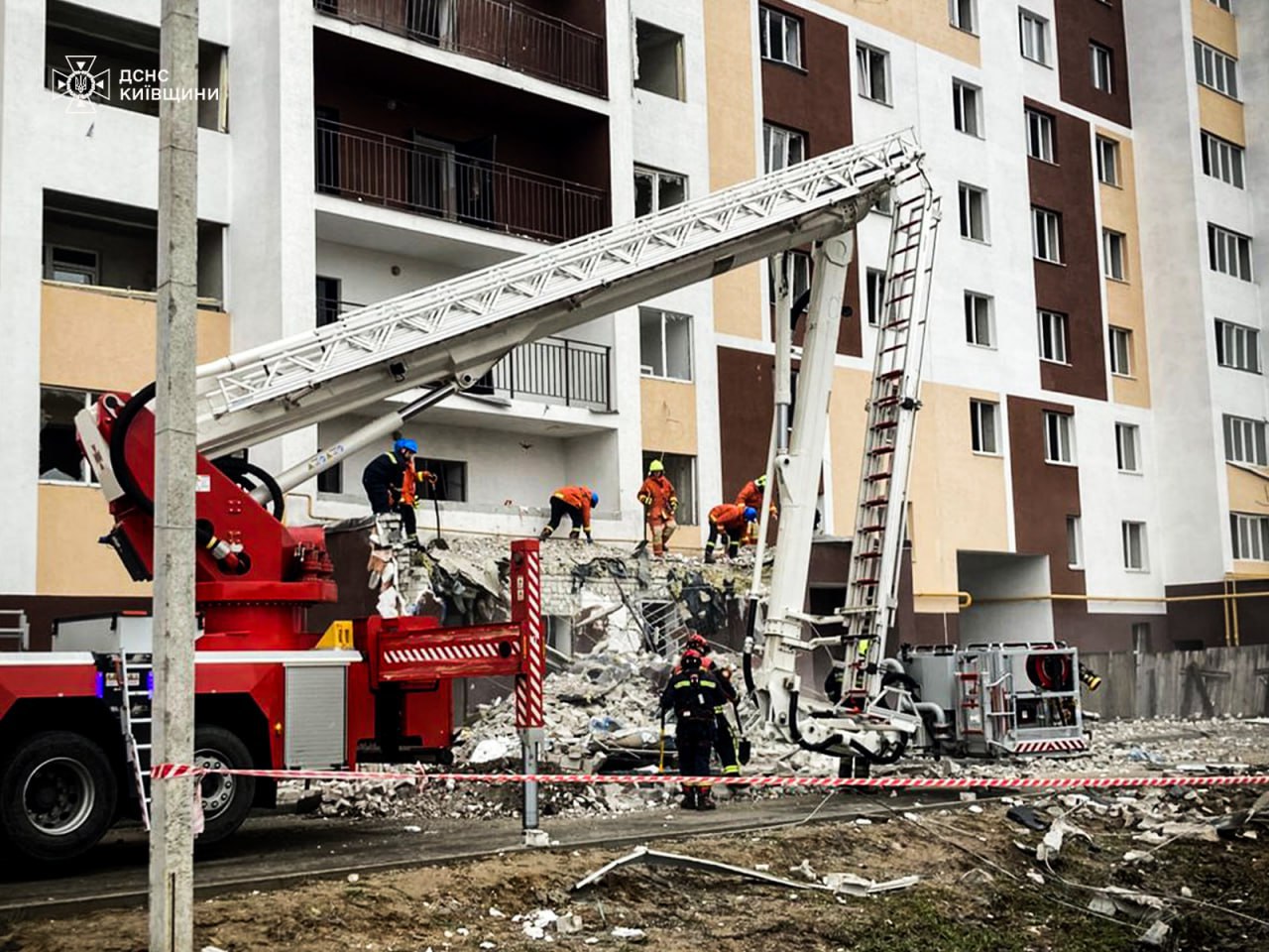 П'ятирічна дитина поранена внаслідок атаки на багатоповерхівку у Вишневому — фото 2