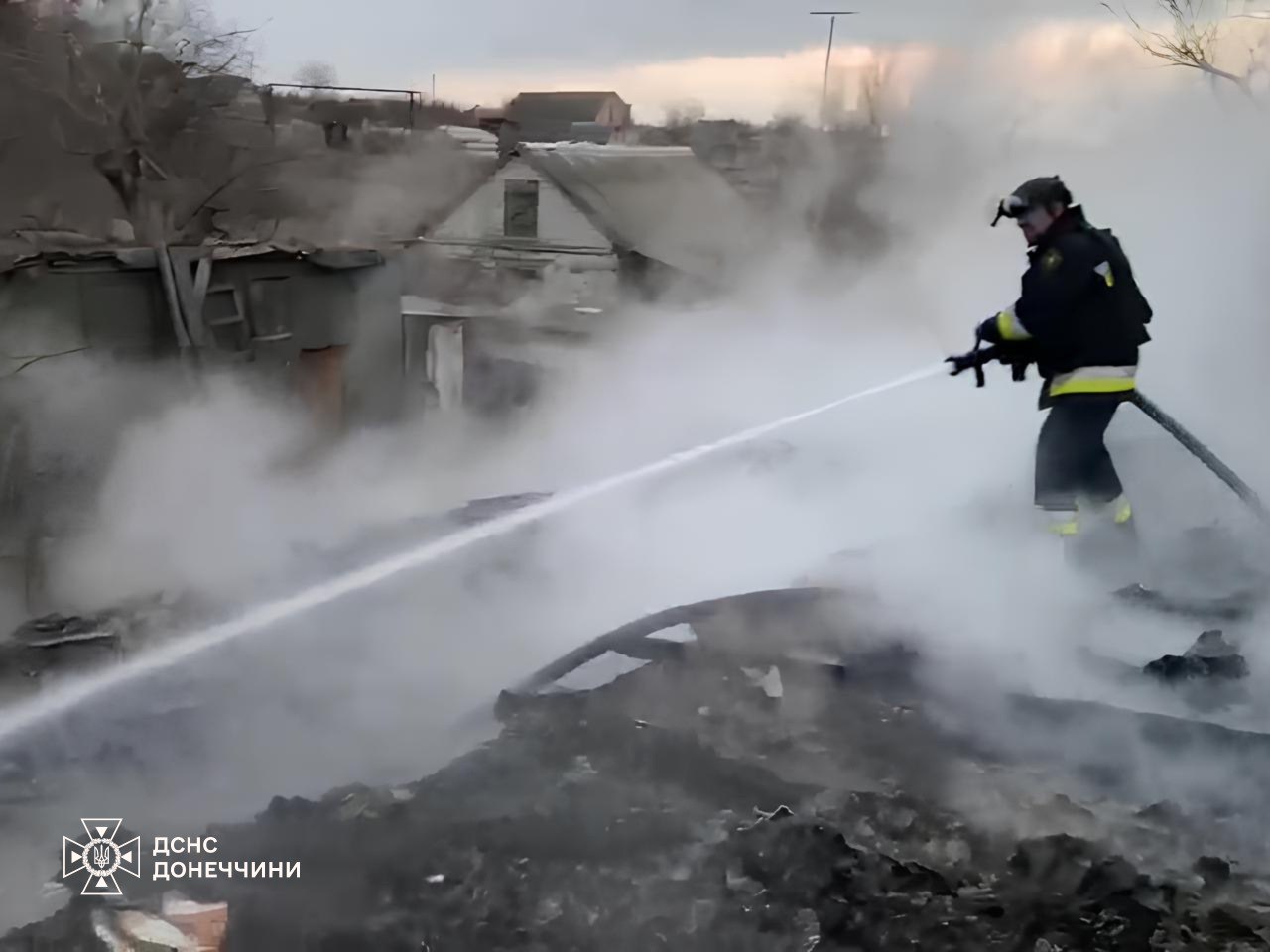 У Покровську через російський обстріл згоріла 9-поверхівка: фото — фото 7