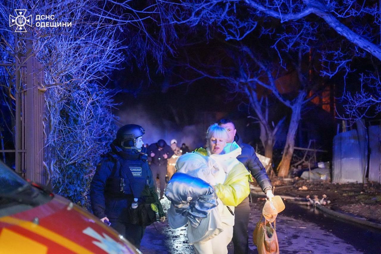 Під час атаки на Одесу постраждали 4 особи, частина міста без світла — фото 13