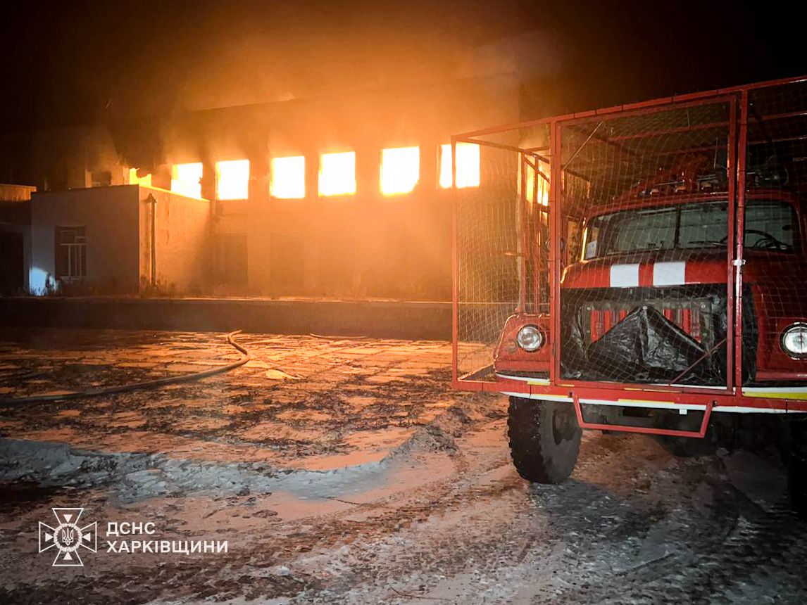 Дом культуры в Великом Бурлуке полностью охвачен огнем после российского удара — фото 3